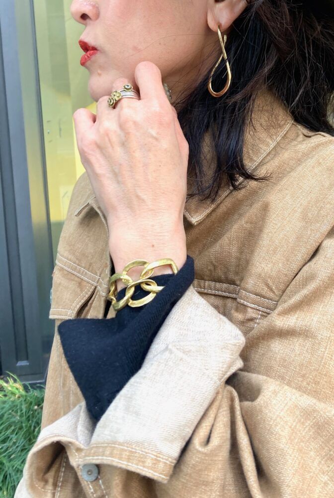 大ぶりのアクセサリーをつけて大人っぽさをプラス