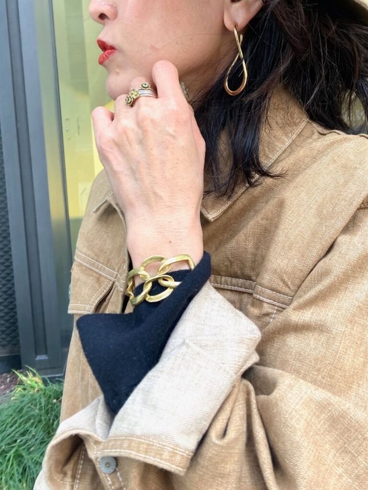 大ぶりのアクセサリーをつけて大人っぽさをプラス