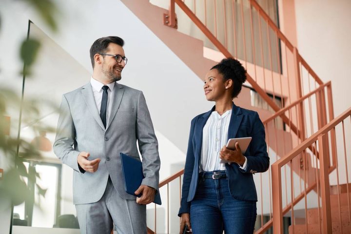 階段のそばで話す男女