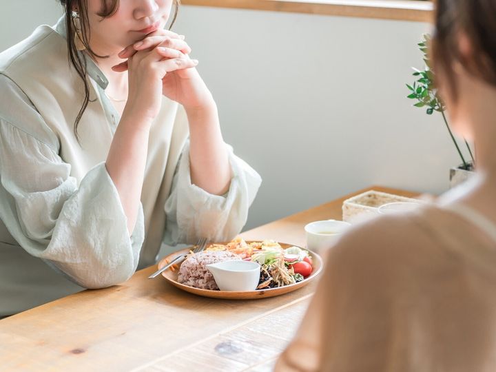 社会的地位の高い夫と娘とともに高台の一軒家で暮らし、自身のキャリアもある。家族仲もいい。そんな誰もがうらやむママ友には、実は秘密があった。44歳女性が知った彼女の「黒歴史」と苦しみとは。※サムネイル画像：PIXTA
