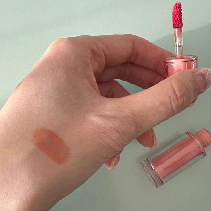 ロムアンド「ザジューシーラスティングティントミニ M27」。2026年冬トレンドの持ち運びに便利なミニリップ。