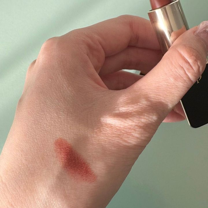 クレ・ド・ポー ボーテ「ルージュアレーブル マット 123」のスウォッチ。大人の肌を美しく見せる上品なマットリップ。