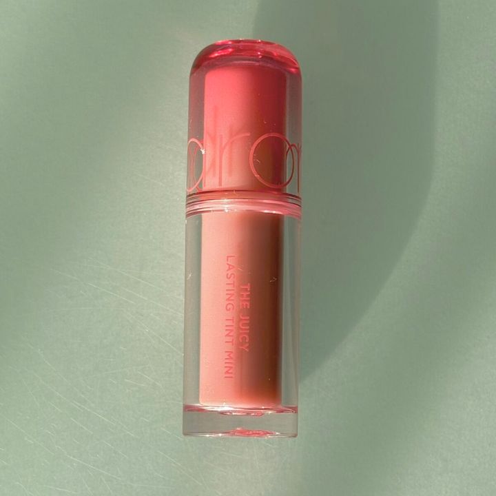 ロムアンド「ザジューシーラスティングティントミニ M27」。2026年冬トレンドの持ち運びに便利なミニリップ。