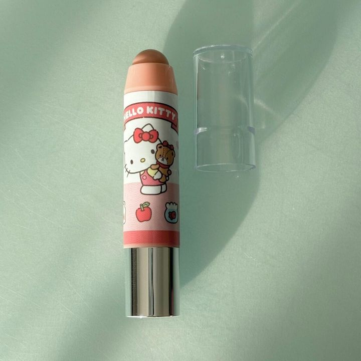 ハローキティ限定デザインのレブロン キス シュガー スクラブ 496 ピーチ。