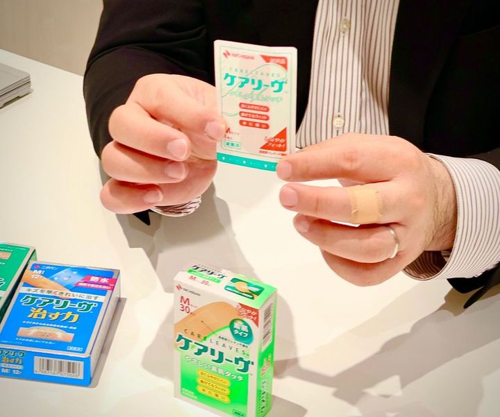 富田さんが店頭で配った、「薄くて持ち歩けるクレジットカードサイズのサンプルです」