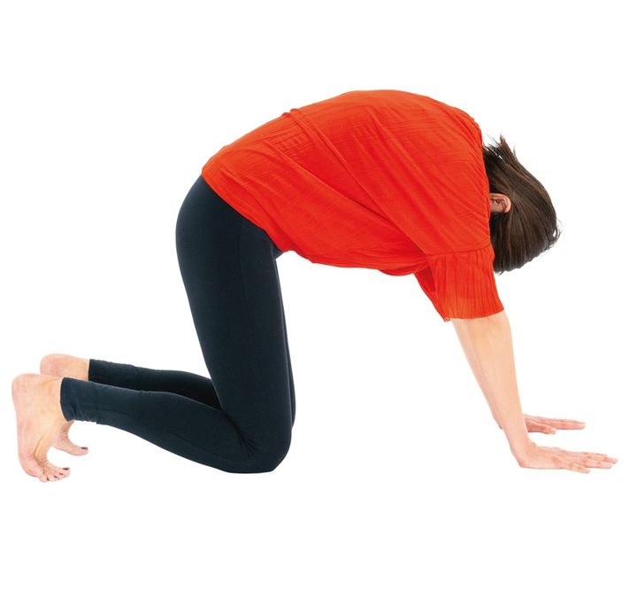 2、おへそを覗き込み、肩甲骨を広げて背中を丸める。