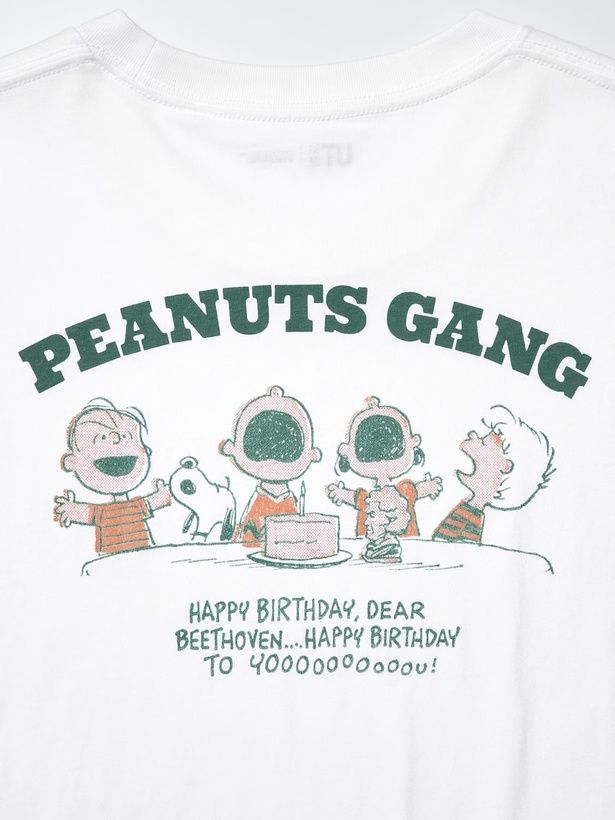 ホワイトのバックには、ベートーベンの誕生日を祝うピーナッツギャングたちが。「HAPPY BIRTHDAY, DEAR BEETHOVEN...」のメッセージ入り