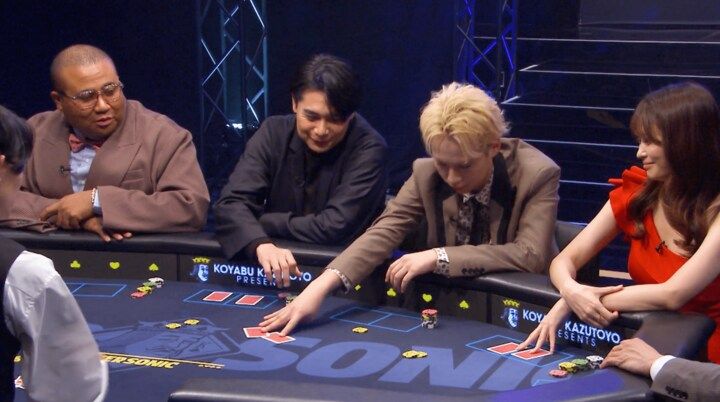 【映像】美人すぎるポーカー女王の“流し目スマイル”