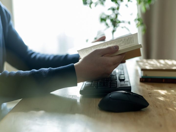 東京都在住・48歳男性が実家暮らしを選ぶ理由とは？ All About ニュース編集部が実施した「実家暮らし」に関する調査から、現在実家暮らしをしている人の生活費や将来の計画などを紹介します。