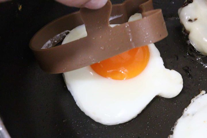 ダイソーのシリコーンリング（くま、2個）を目玉焼きから外す