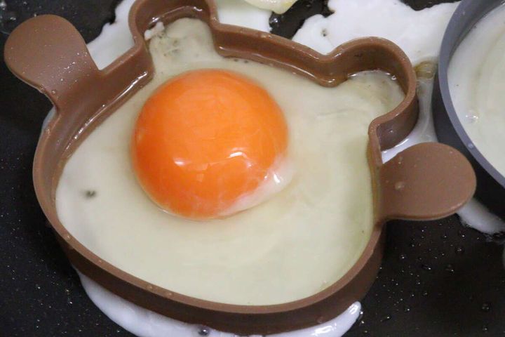 ダイソーのシリコーンリング（くま、2個）で卵を焼く