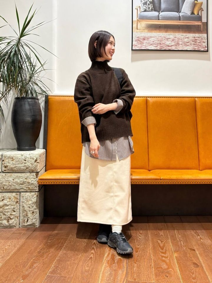 2026冬大人女性白スカートレイヤードコーデ