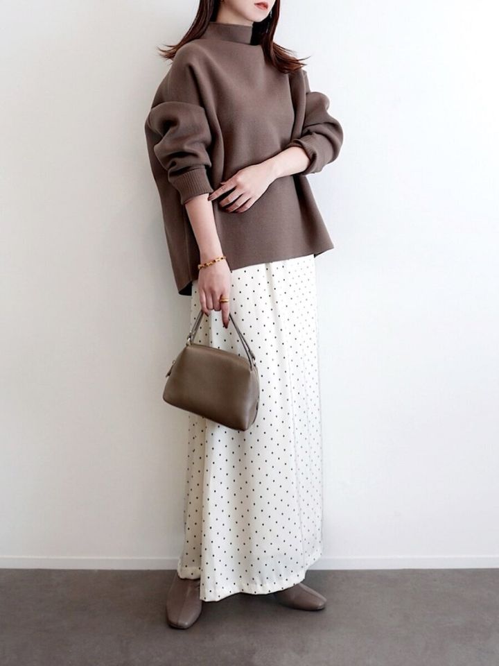 2026冬大人女性白スカートフェミニンコーデ