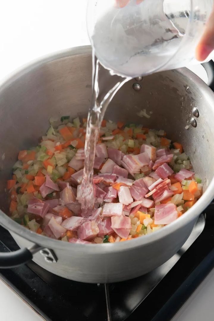 ベーコン、水を加えて混ぜる