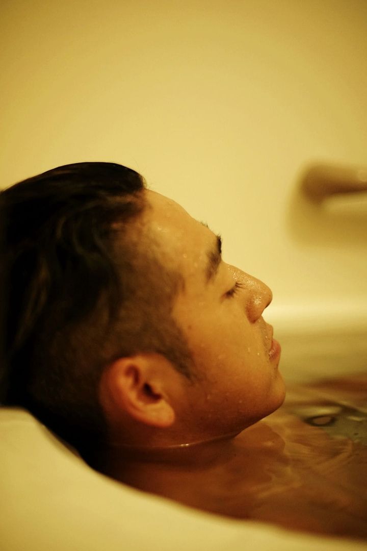 お風呂に浸かる男性