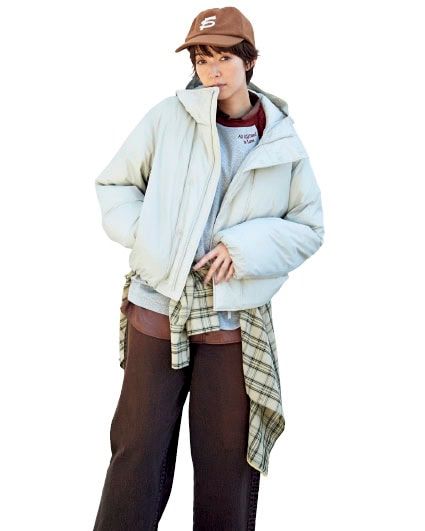 ブルゾン¥9,990 （ユニクロ ユー／ユニクロ） Tシャツ¥16,500、腰に巻いたチェックシャツ¥30,800（ともにウーア／Uhr Online Store） 中に着たブラウンシャツ¥7,997（フリークス ストア）、キャップ¥6,600（ノーティカ／ともにフリークス ストア渋谷） パンツ¥53,900（アンスクリア／アマン）