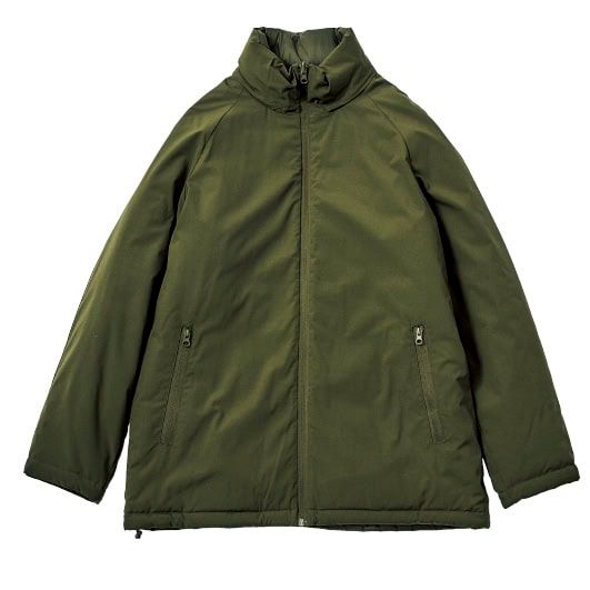軽やかなブルゾンは中綿入りのライナーとリバーシブルで使える。¥9,900（洋服の青山／洋服の青山 池袋東口総本店）