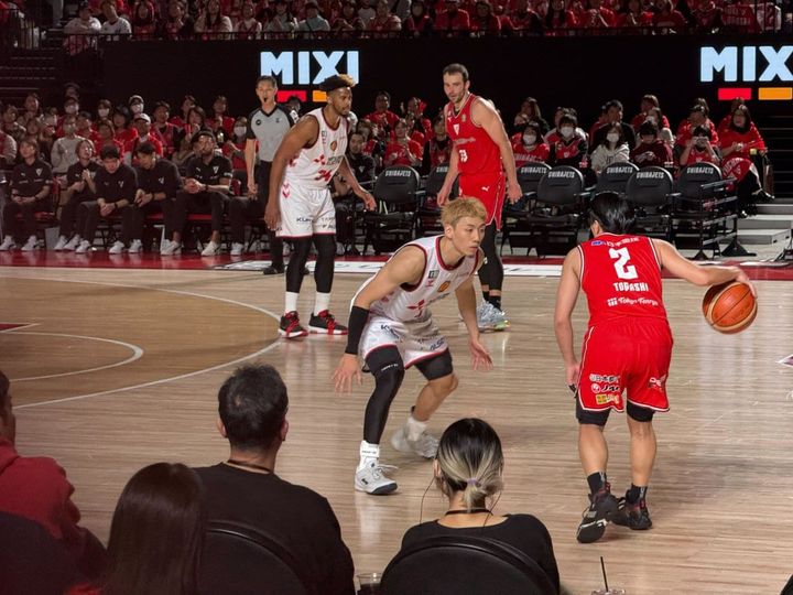 緊迫した選手たちの攻防