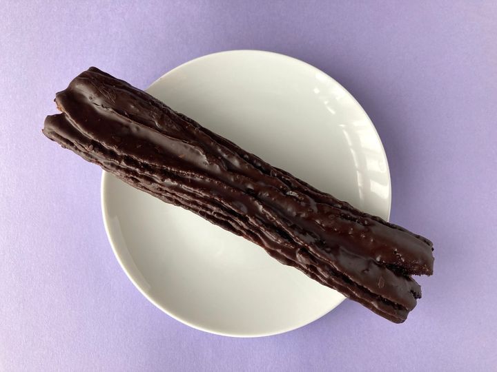 『呪術廻戦』の「黒閃」をイメージ！？【ファミマ限定】ボリュームがヤバいチョコチュロッキー