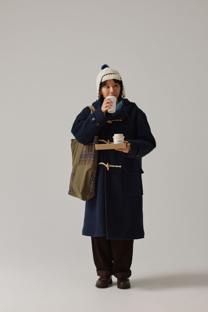 ざっくり編みのニット帽はお手製。ダッフルコートとのトラッドな組み合わせを楽しむ【FUDGE FRIEND おしゃれさんの毎日コーディネート vol.638｜momo】