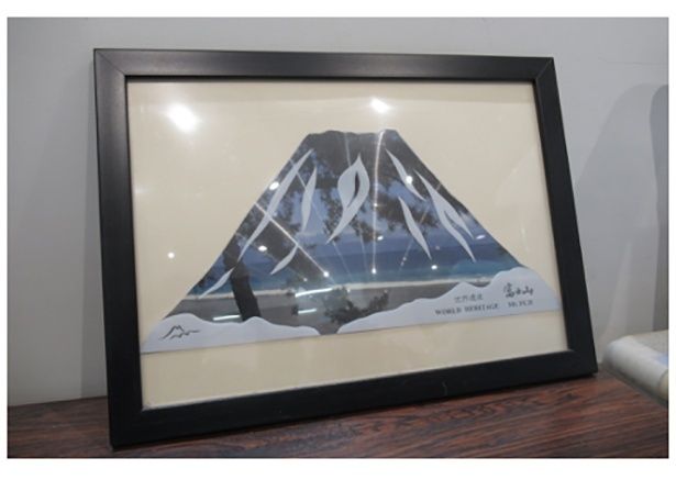 【写真】窓ガラス等に貼って楽しめる富士山グッズ