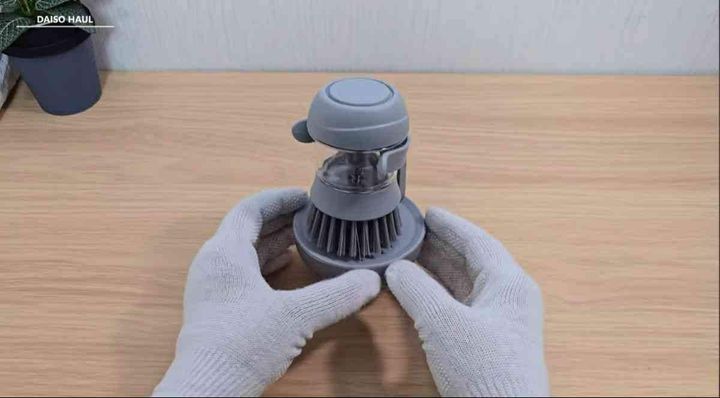 ダイソー┃スタンド付きキッチンブラシ