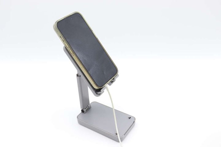 ダイソーの折り畳み式スマホスタンド 伸縮タイプは充電しながら使える