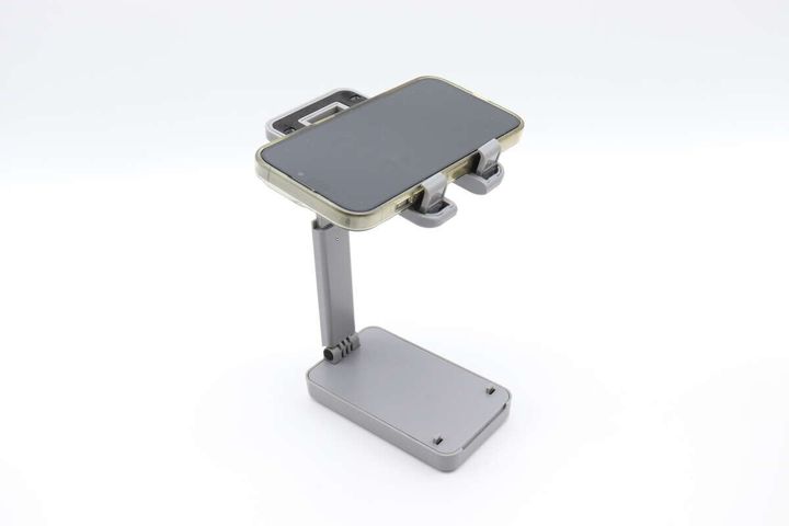 ダイソーの折り畳み式スマホスタンド 伸縮タイプは角度調節可能