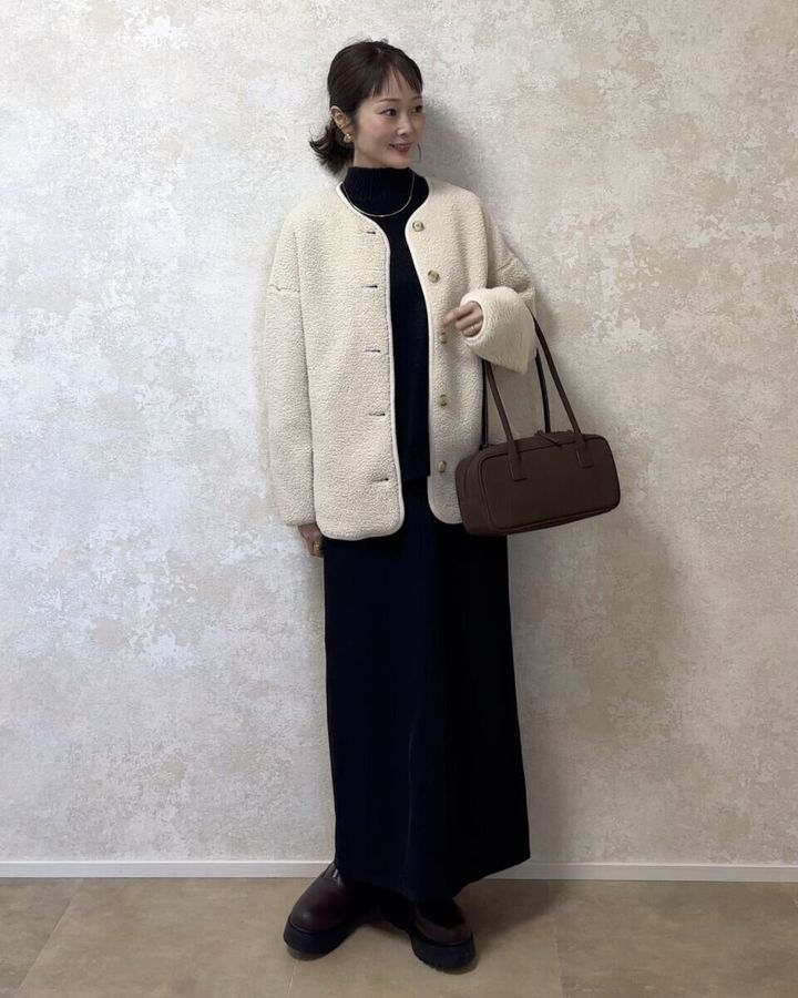 ユニクロボアフリースリラックスカーディガンと黒スカートのモノトーンコーデ