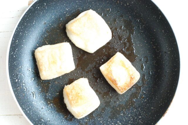 フライパンを中弱火で熱し、バターを溶かしてお餅の両面をこんがり焼く