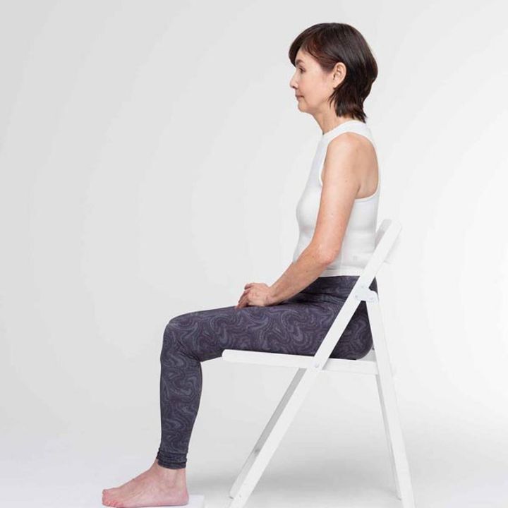 上半身を戻します。これが正しい座り方。