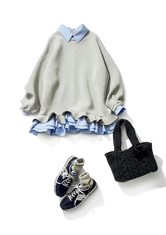 スウェットワンピースなら足元はソックス&スニーカーで