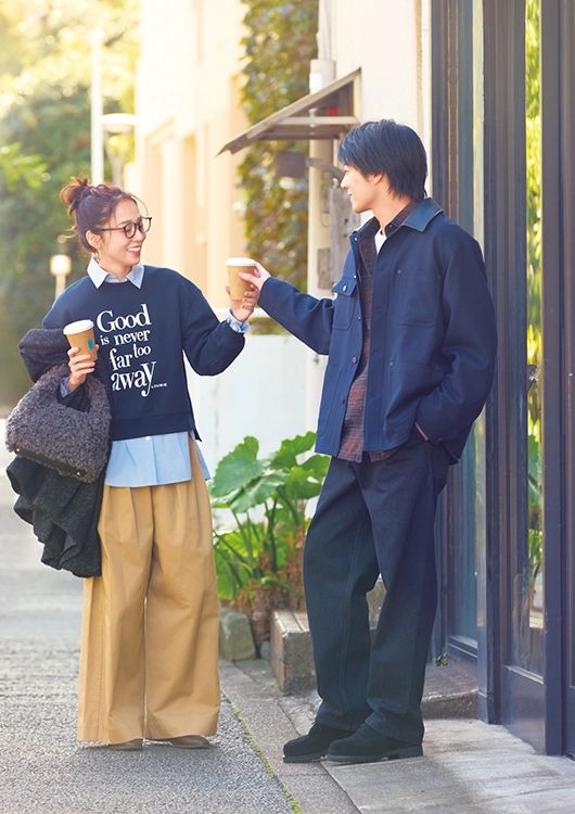 レイヤード×バギー風のチノでこなれたカフェデートコーデが完成