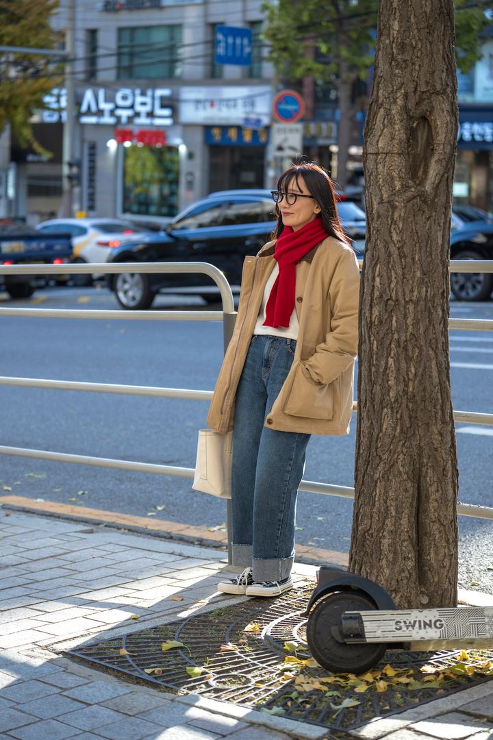 デニム×ハンティングジャケットのベーシックコーデはマフラーの色使いで抑揚をつけて【番外編：韓国】