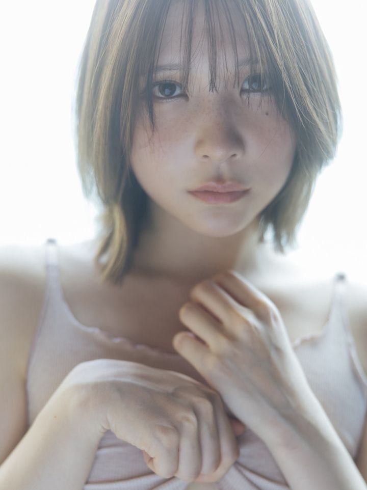 あまつまりな5th写真集（タイトル未定）より 少女のようなピュアな表情、そしてトップスをたくし上げると…。美しいアンダーバストラインが眩しい。 撮影／横山マサト （C）光文社 width=