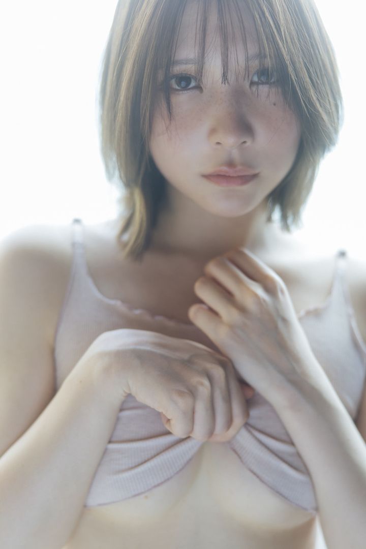 あまつまりな5th写真集（タイトル未定）より 少女のようなピュアな表情、そしてトップスをたくし上げると…。美しいアンダーバストラインが眩しい。 撮影／横山マサト （C）光文社 width=