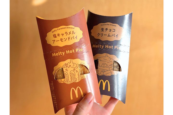 （左）「生チョコクリームパイ」、（右）「塩キャラメルアーモンドパイ」各￥220～（税込み）