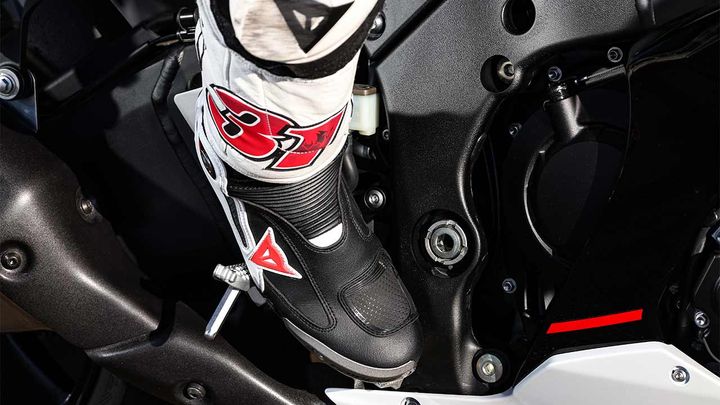 【右コーナーは足の置き方に工夫を】土踏まずでステップを踏み、ブレーキペダルを親指で操作する姿勢だと、イン側の膝を開きづらい。そのため足裏の外側だけをステップに置き、小指の付け根あたりでペダルを踏みたい