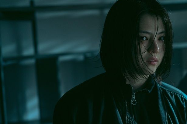 復讐を胸に誓い、名前を変えて潜入捜査を進めるジウ(「マイネーム: 偽りと復讐」) [c]Everett Collection/AFLO