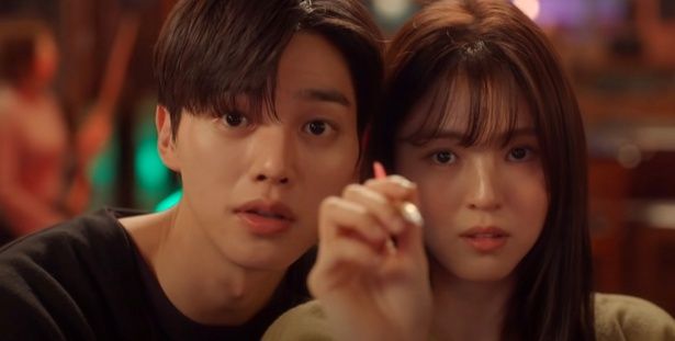 塾講師の恋人と破局し傷心の女性と、“友だち以上恋人未満”の女性が複数人いる男性の恋愛を描く「わかっていても」 [c]Everett Collection/AFLO