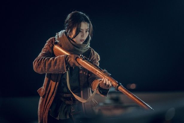 武器や機械の扱いに慣れているだけでなく、身体能力にも優れたチェオク(「京城クリーチャー」) [c]Everett Collection/AFLO