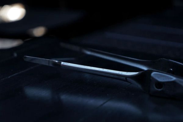 名栗ウッドグリップ×ブラックステンレスの、黒く美しいBBQトングがクラファンに登場