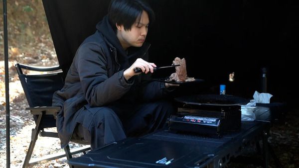 名栗ウッドグリップ×ブラックステンレスの、黒く美しいBBQトングがクラファンに登場