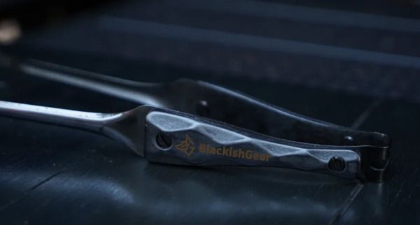 名栗ウッドグリップ×ブラックステンレスの、黒く美しいBBQトングがクラファンに登場