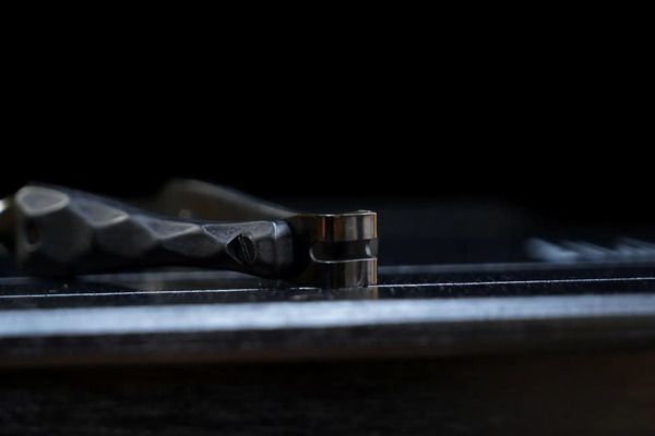 名栗ウッドグリップ×ブラックステンレスの、黒く美しいBBQトングがクラファンに登場