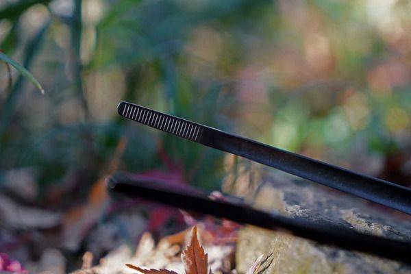 名栗ウッドグリップ×ブラックステンレスの、黒く美しいBBQトングがクラファンに登場