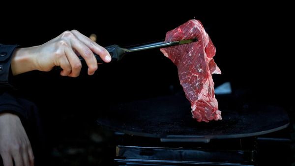 名栗ウッドグリップ×ブラックステンレスの、黒く美しいBBQトングがクラファンに登場