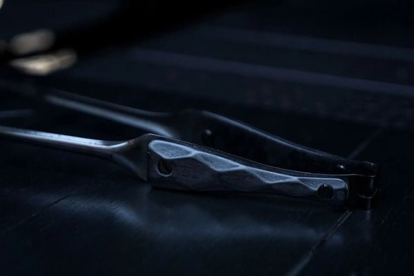 名栗ウッドグリップ×ブラックステンレスの、黒く美しいBBQトングがクラファンに登場