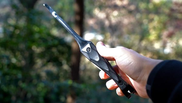 名栗ウッドグリップ×ブラックステンレスの、黒く美しいBBQトングがクラファンに登場