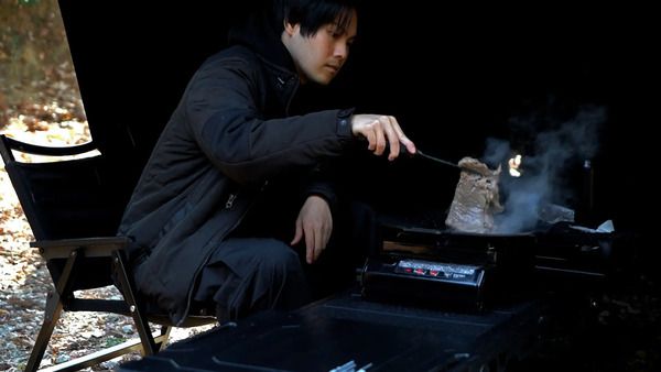 名栗ウッドグリップ×ブラックステンレスの、黒く美しいBBQトングがクラファンに登場
